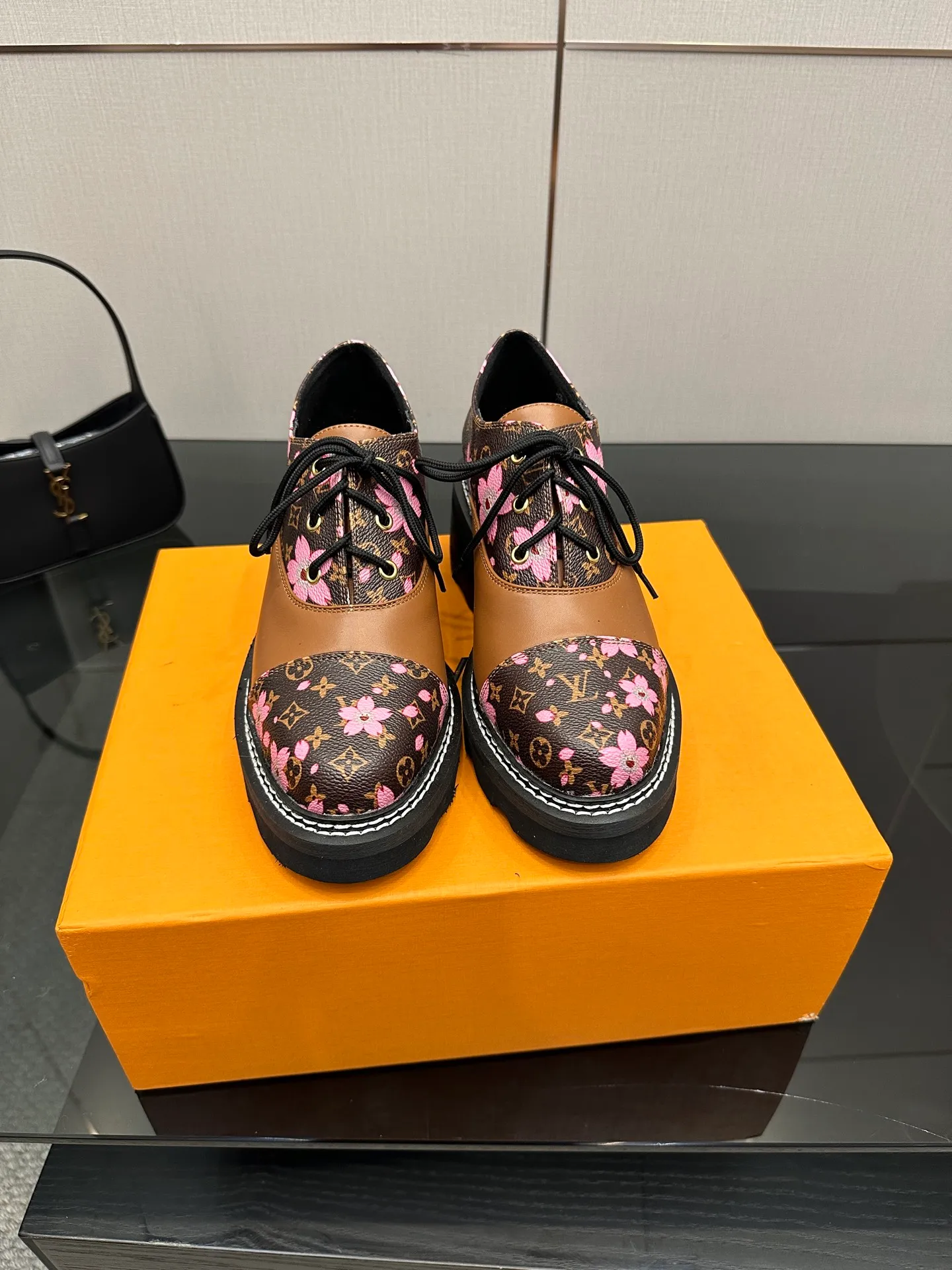 👟👟Ex-factory price 720👟👟 LOUIS VUITTON Louis Vuitton counter latest model top version LV inner cowhide material is real! Original 1:1 material reproduction! Modern and casual in one! Release a strong aura like a queen 🔥Capture everyone's attention instantly💃 Inner/foot pads: imported cowhide Fabric: cowhide Outsole: full genuine leather Code number: 35-41 (40, 41, 42 customizations are not returnable)